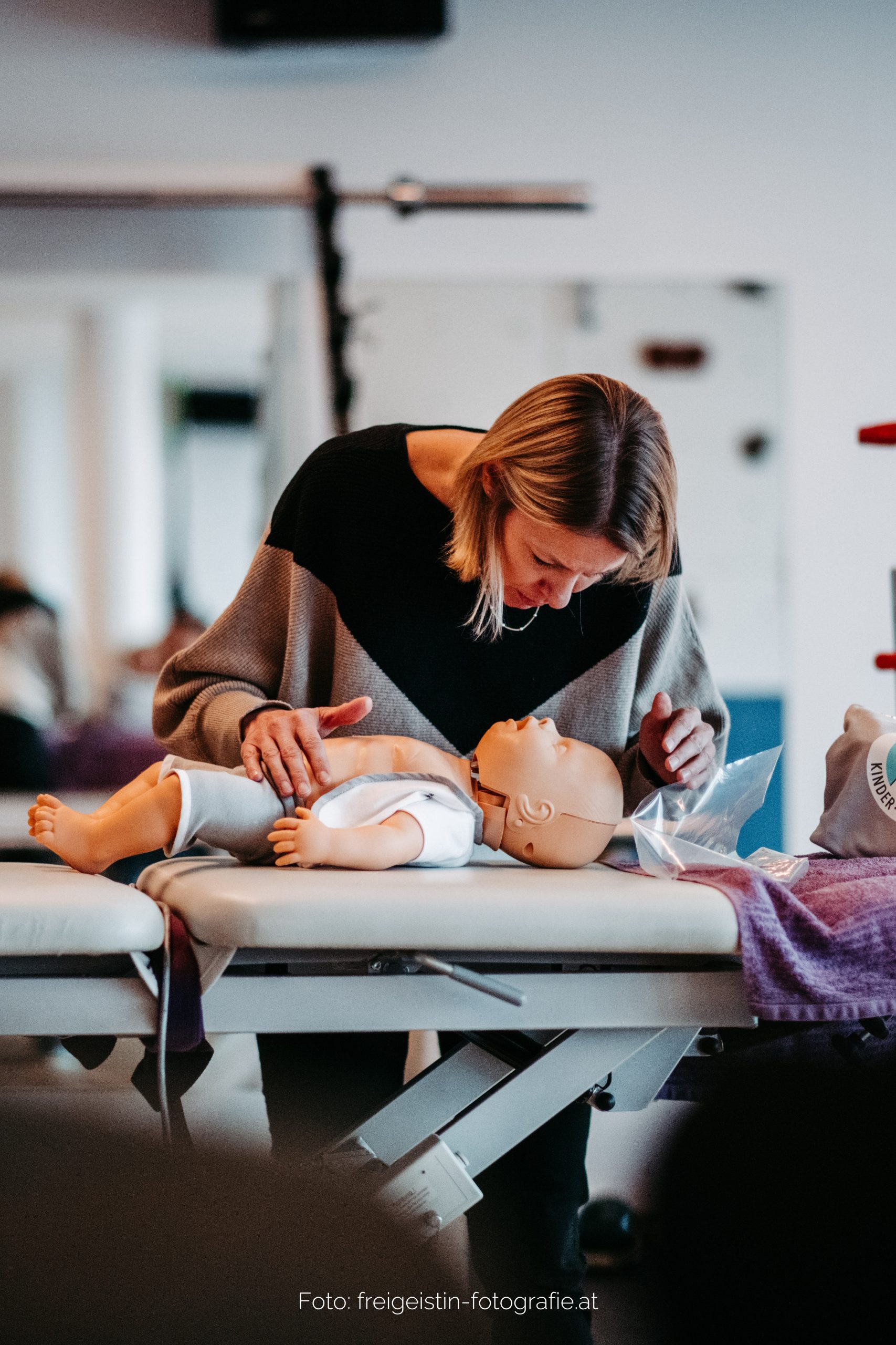 erste-hilfe-kurs-baby-kleinkind-nestlingszeit-praxis-übungen-mund-zu-mund-beatmung-1